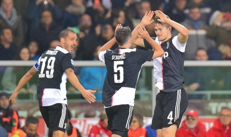 Bek Juventus, Matthjis de Ligt (kanan) merayakan golnya ke gawang Torino pada laga Seri A di Stadion Olimpico Turin, Ahad (3/11) dini hari WIB. Juventus menang 1-0.