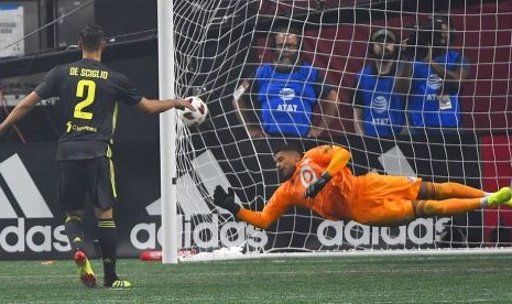 Bek Juventus Mattia De Sciglio melepaskan tendangan yang membawa Juventus mengalahkan MLS All Stars 5-3 lewat adu penalti.