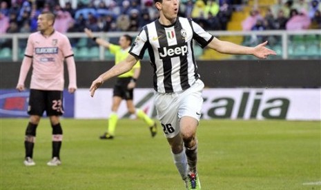 Bek Juventus, Stephan Lichtsteiner, usai mencetak gol ke gawang Palermo, Ahad (9/12) malam.