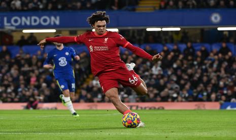 Bek kanan Liverpool Trent Alexander-Arnold menendang bola saat pertandingan melawan Chelsea dalam lanjutan Liga Primer Inggris, Senin (3/1) dini hari WIB, di Stadiion Stamford Bridge, London. Liverpool dan Chelsea bermain imbang 2-2.