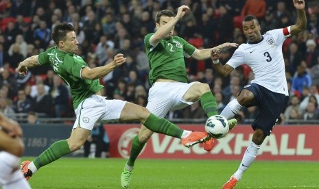 Bek kiri Inggris Ashley Cole berebut bola dengan duo Irlandia Seamus Coleman dan Sean St. Ledger pada laga persahabatan yang berlangsung di Stadion Wembley, Kamis (30/5) dini hari WIB.