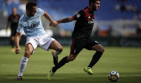 Bek Lazio, Stefan de Vrij (kiri) mencoba merebut bola dari kaki pemain AC Milan, Patrick Crutone pada laga Serie A di Stadion Olimpico, Ahad (10/9).