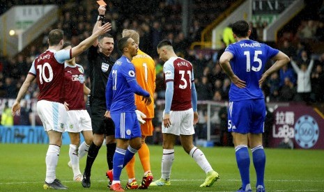 Bek Leicester City, Hary Maguire dikartu merah wasit pada laga Liga Primer lawan Burnley, Sabtu (17/3). Leicester menang 2-1.