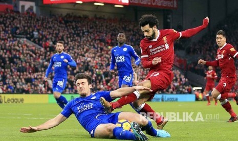 Bek Leicester Harry Magguire menahan bola tendangan Mohamed Salah di Stadion Anfield, Sabtu (30/12)