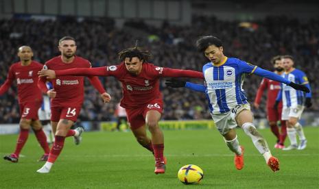 Bek Liverpool Trent Alexander-Arnold (kiri) membayangi pergerakan pemain Brighton Kaoru Mitoma saat kedua tim bertanding di Stadion Amex, Sabtu (14/1/2023). Mitoma akan jadi lawan Asnawi Mangkualam di Piala Asia 2023.