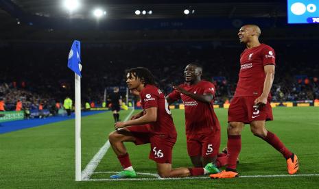 Bek Liverpool Trent Alexander-Arnold (kiri) merayakan golnya ke gawang Leicester City dalam lanjutan Liga Primer Inggris di Stadion King Power, Leicester, Selasa (16/5/2023) dini hari WIB. Liverpool mengalahkan Leicester 3-0.