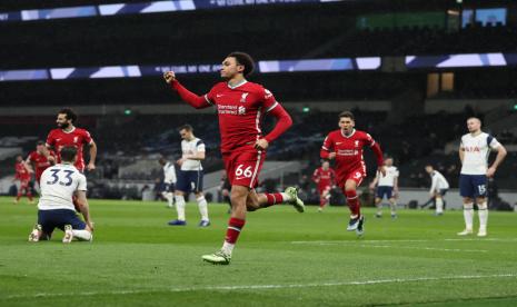 Bek Liverpool Trent Alexander Arnold (tengah) berselebrasi setelah menjebol gawang Tottenham Hotspur dalam pertandingan Liga Primer Inggris. 