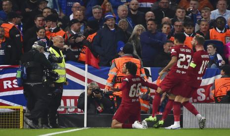 Bek Liverpool Trent Alexander Arnold (tengah) merayakan golnya ke gawang Rangers dalam pertandingan Grup A Liga Champions di Anfield, Rabu (5/10/2022) dini hari WIB.