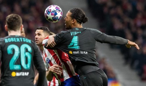 Bek Liverpool Virgil van Dijk (kanan) saat menghadapi Atletico Madrid.