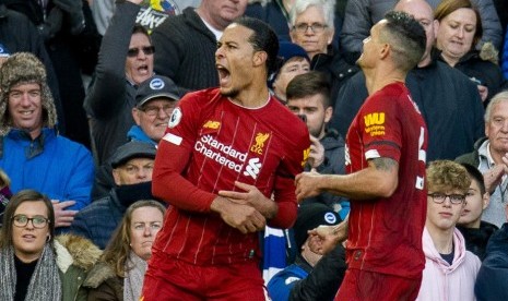 Bek Liverpool, Virgil van Dijk (kiri) merayakan golnya ke gawang Brighton and Hove Albion, Sabtu (30/11). Liverpool akan menghadapi Everton pada Kamis (5/12) dini hari WIB, dalam lanjutan Liga Primer Inggris.