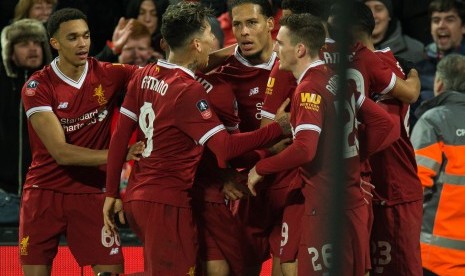 Para pemain Liverpool melakukan selebrasi.