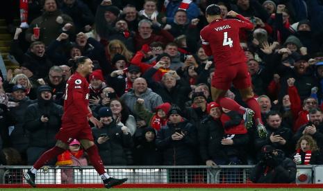 Bek Liverpool Virgin van Dijk merayakan golnya ke gawang Wolverhampton Wanderers (Wolves) dalam lanjutan Liga Primer Inggris.