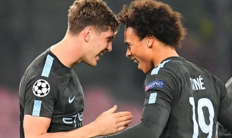 Bek Manchester City John Stones (kiri) merayakan golnya ke gawang Napoli bersama Leroy Sane.