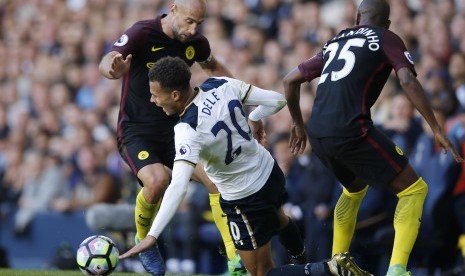 Bek Manchester City, Pablo Zabaleta (kiri) menekel gelandang Tottenham Hotspur, Dele Alli pada laga Liga Primer Inggris, di White Hart Lane, Ahad (2/10). City kalah 0-2 dari Spurs.