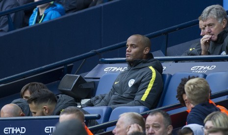 Bek Manchester City, Vincent Kompany duduk di bangku cadangan setelah bermain pada laga Liga Primer lawan Southampton, Ahad (23/10). Itu adalah laga comeback Kompany pascacedera panjang.