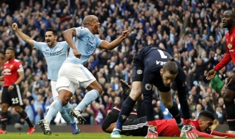 Bek Manchester City Vincent Kompany melakukan selebrasi setelah mencetak gol ke gawang Manchester United.