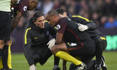 Bek Manchester City, Vincent Kompany mendapatkan perawatan pada laga Liga Primer lawan Crystal Palace, di Selhurst Park, akhir pekan lalu. Kompany harus kembali beristrihat dua pekan.