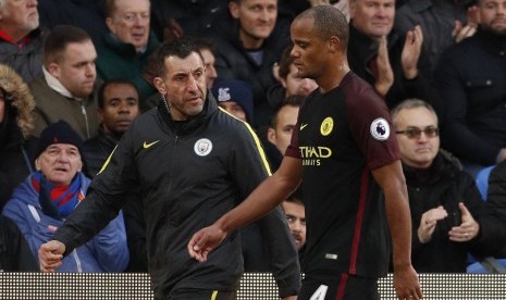 Bek Manchester City, Vincent Kompany saat ditarik ke luar lapangan pada laga lawan Crystal Palace di Selhurst Park, akhir pekan lalu. Kompany kembali mendera cedera lutut.