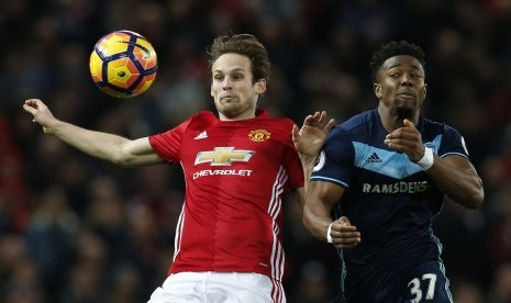 Bek Manchester United, Daley Blind, berebut bola dengan gelandang Middlesbrough, Adam Traore, pada laga Liga Primer di Old Trafford, 31 Desember 2016. Kedua tim bertemu lagi pada laga malam ini. 