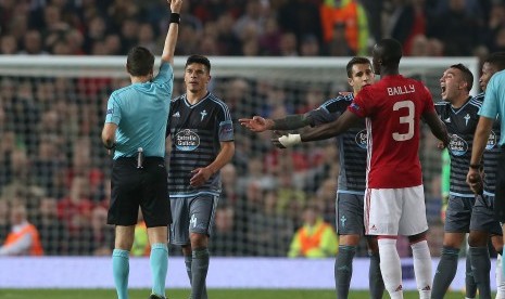 Bek Manchester United, Eric Bailly (kanan) dan Facundo Roncaglia (kedua kiri) dikartu merah wasit pada laga semifinal Liga Euroopa di Old Trafford, Jumat (12/5) dini hari WIB. United lolos ke final. 