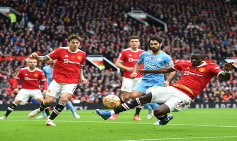 Bek Manchester United Eric Bailly (kanan) mencetak gol bunuh diri dalam laga derby Manchester kontra Manchester City di Stadion Old Trafford, Sabtu (6/11).