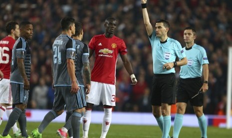 Bek Manchester United, Eric Bailly (tengah), dan Facundo Roncaglia (kedua kiri) dikartu merah wasit pada laga semifinal Liga Europa di Old Trafford, Jumat (12/5) dini hari WIB. United lolos ke final.