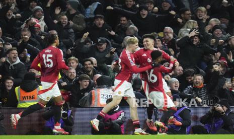 Bek Manchester United Lisandro Martinez (kanan atas) merayakan golnya ke gawang Fulham dalam lanjutan Liga Primer Inggris di Craven Cottage, Senin (27/1/2025) dini hari WIB.