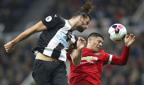 Bek Manchester United Marcos Rojo (kanan) menjaga penyerang Newcastle United Andy Carroll