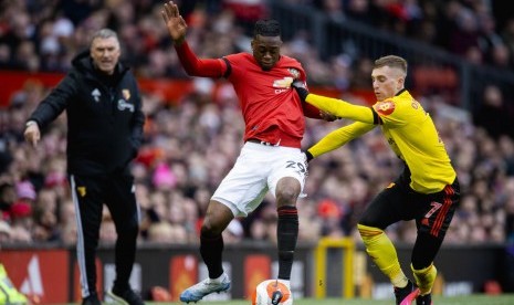 Bek Manchester United (MU) Aaron Wan-Bissaka (kiri) berebut bola dengan gelandang Watford Gerard Deulofeu.