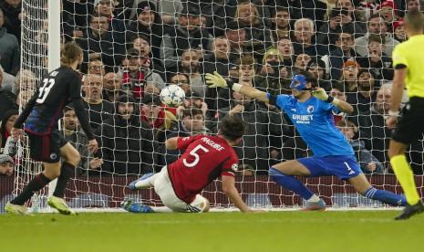 Bek Manchester United (MU) Harry Maguire (kedua kiri) mencetak gol ke gawang FC Kopenhagen dalam lanjutan Liga Champions, Rabu (25/10/2023) dini hari WIB. MU menang 1-0.