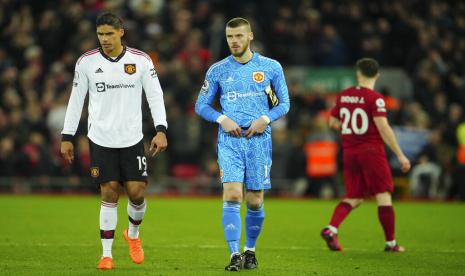 Bek Manchester United (MU) Raphael Varane (kiri)