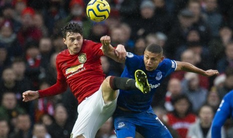 Bek Manchester United (MU) Victor Lindelof menjaga penyerang Everton, Richarlison. Lindelof mencetak gol bunuh diri yang membuat MU tertinggal 0-1 dari Everton.