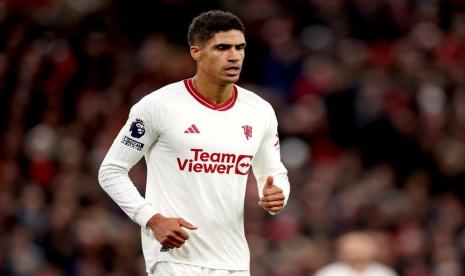 Bek Manchester United Raphael Varane saat laga kontra Liverpool di Liga Primer Inggris. 