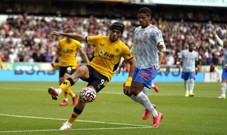 Bek Manchester United, Raphael Varane (kanan).