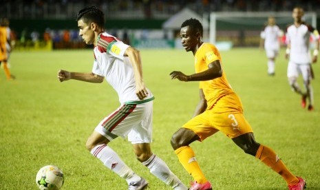 Bek Maroko, Hakimi Achraf (kiri) dibayang-bayangi pemain Pantai Gading, Konan Nclomande pada laga kualifikasi Piala Dunia 2018 di Abidjan, Pantai Gading, Sabtu (11/11). Maroko menang 2-0 dan lolos ke Rusia tahun depan. 