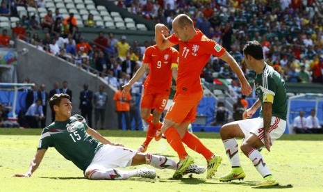 Bek Meksiko, Hector Moreno (kiri), berebut bola dengan winger Belanda, Arjen Robben, dalam laga internasional beberapa waktu lalu. Meksiko akan akan menghadapi Belanda dalam laga persahabatan 7 Oktober 2020.