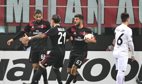 Bek Milan Ricardo Rodriguez (kiri) merayakan golnya di Stadion San Siro, Milan, Italia, Jumat (24/11) dini hari WIB. 