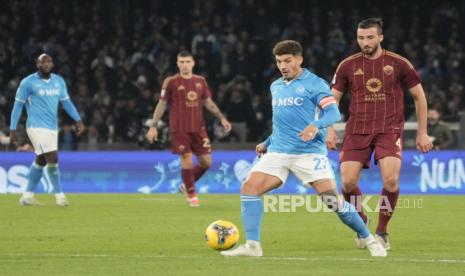 Bek Napoli Giovanni Di Lorenzo (kiri) dan gelandang Roma Bryan Costante (kanan) beraksi saat pertandingan sepak bola Serie A Liga Italia antara SSC Napoli vs AS Roma di Stadion Diego Armando Maradona, Napoli, Italia, Senin 25 November 2024 dini hari WIB.. 