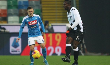  Bek Napoli Mario Rui (kiri) saat berhadapan dengan striker Udinese Stefano Okaka.