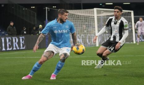 Bek Napoli Pasquale Mazzocchi (kiri) dan gelandang Udinese Arthur Atta (kanan) beraksi pada pertandingan sepak bola Serie A Italia SSC Napoli vs Udinese Calcio di Stadion Diego Armando Maradona. Napoli, Italia, Ahad 10 Februari 2025 WIB. 