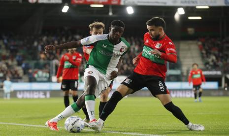 Bek NEC Nijmegen yang juga pemain timnas Indonesia Calvin Verdonk (kanan) menahan laju pemain Feyenoord Ibrahim Osman dalam pertandingan Eredivisie Liga Belanda di Goffertstadion, Nijmegen, Ahad (29/9/2024) dini hari WIB.