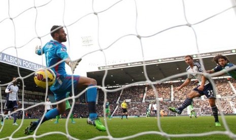 Bek Newcastle United Fabricio Coloccini (kanan) menyaksikan bola tandukannya masuk ke gawang West Bromwich Albion dalam lanjutan Liga Primer Inggris, Ahad (10/11).