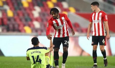 Bek Newcastle United Isaac Hayden (kiri) dihibur bek Brentford Tariq Fosu seusai disingkirkan dari perempat final Piala Liga Inggris di Stadion Brentford Community, London, Inggris, Selasa (22/12/2020) waktu setempat