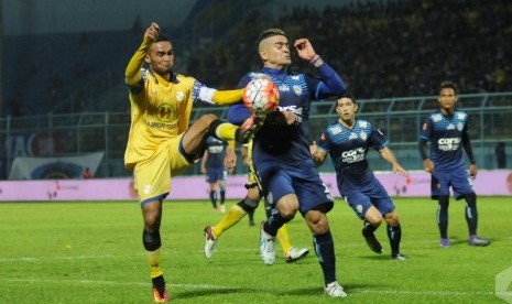 Bek Persegres menjaga striker Arema Cronus Cristian Gonzales.