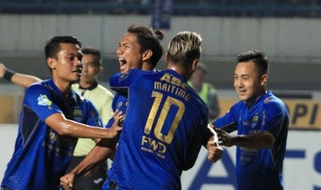 Bek Persib Ahmad Jufriyanto (tengah) saat merayakan gol ke gawang Persija pada laga Liga 1 di Stadion GBLA, Bandung, Sabtu (22/7).