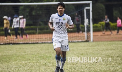 Bek Persib Bandung Achmad Jufriyanto mengikuti sesi latihan.