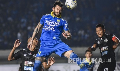 Bek Persib Bandung Bojan Malisic menyundul bola saat pertandingan Sepak Bola Liga 1 2019 di Stadion Si Jalak Harupat, Kabupaten Bandung, Selasa (18/6). 