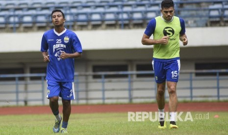 Bek Persib Bandung Fabiano Beltrame (kanan).