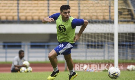 Bek Persib Bandung Fabiano Beltrame menggiring bola saat mengikuti sesi latihan di Stadion Gelora Bandung Lautan Api, Kota Bandung, Ahad (24/3).