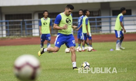 Bek Persib Bandung Fabiano Beltrame mengikuti sesi latihan di Stadion Gelora Bandung Lautan Api, Kota Bandung, Ahad (24/3).